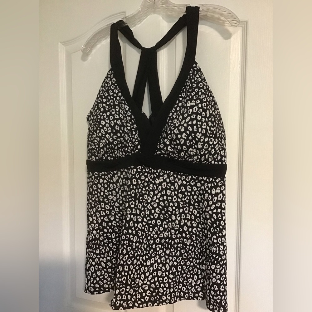 NWOT Black and White low cut tankini top